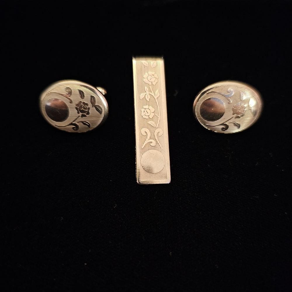 Vintage Gold Tone with Rose Detail Cufflink & Tie Bar Set
